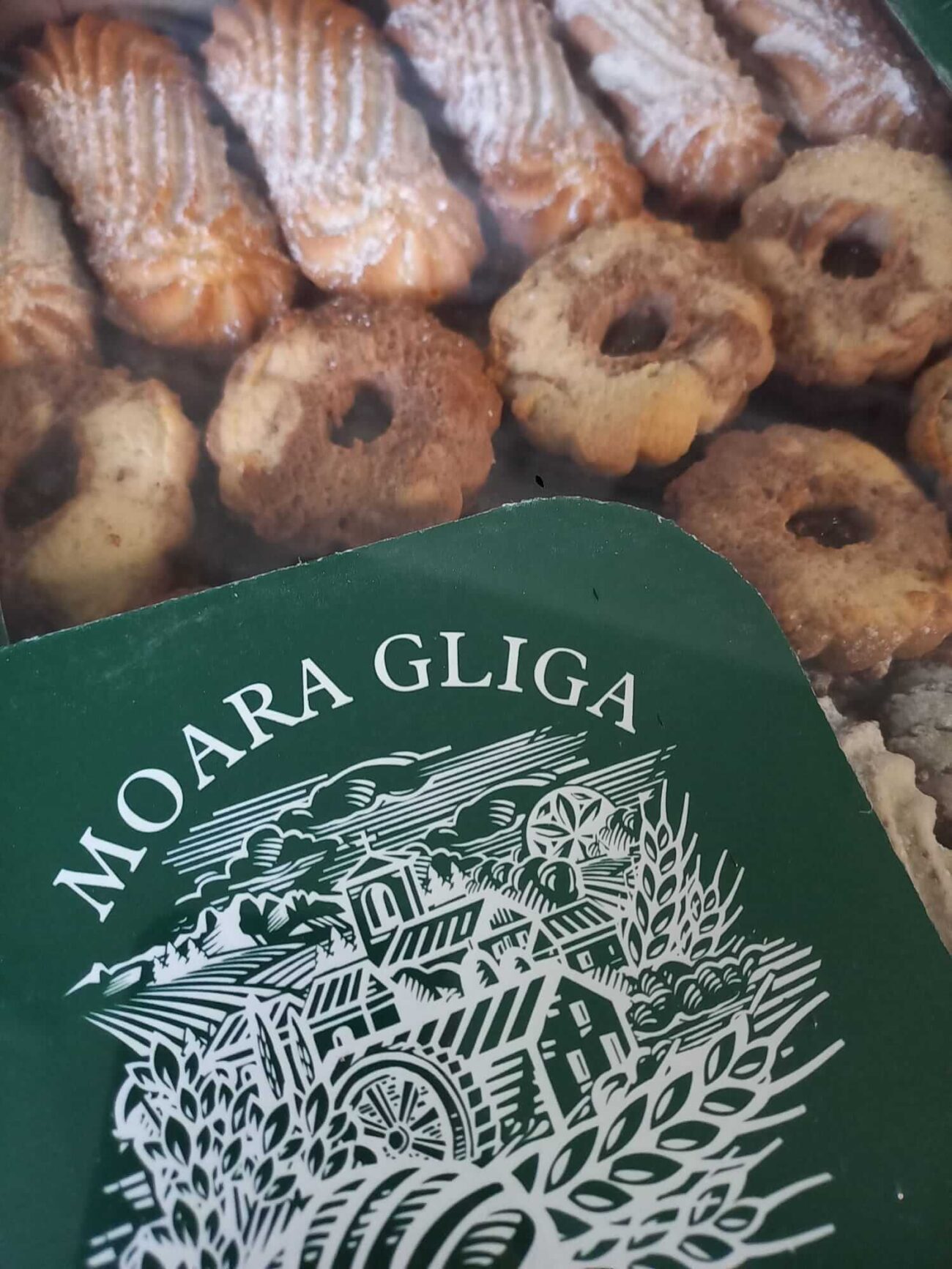 Fursecuri asortate M5 flori multicolore și șprițate (600 g)